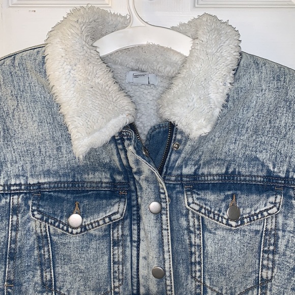 Light wash Sherpa lined jean jacket - Picture 2 of 7